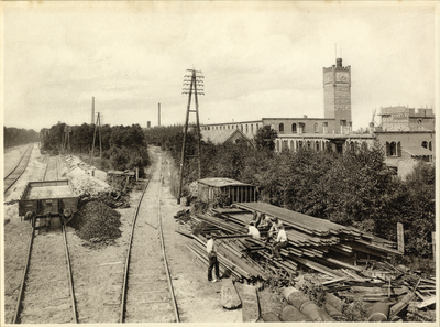 801184 Gezicht op de spooraansluiting naar de Koninklijke Zeepfabriek De Duif van Chr. Pleines aan de Dolderseweg te ...